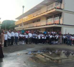 Alumnos durante ceremonia en escuela secundaria de Puerto Vallarta.