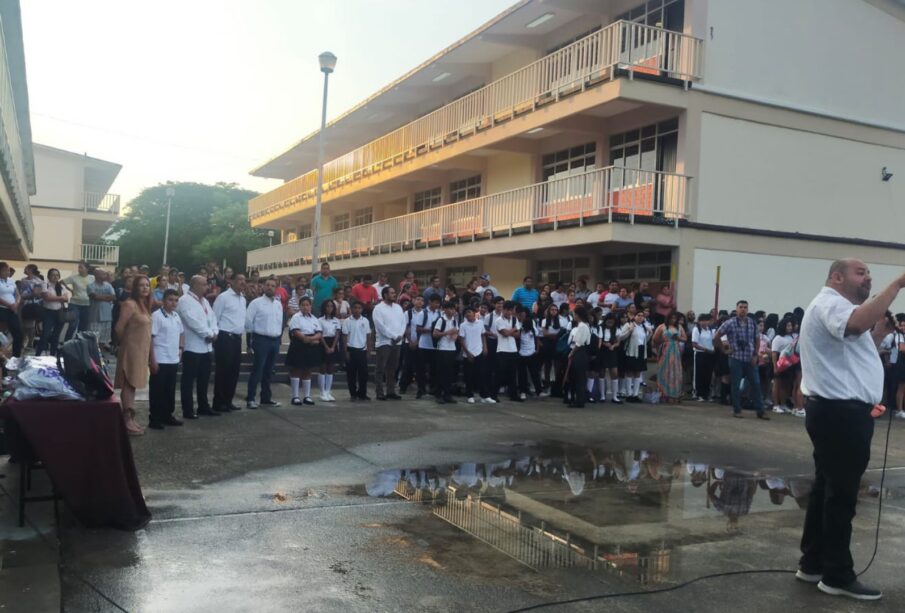 Alumnos durante ceremonia en escuela secundaria de Puerto Vallarta.