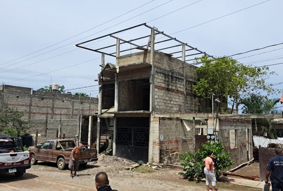 Obra de construcción cerca de cables de alta tensión.