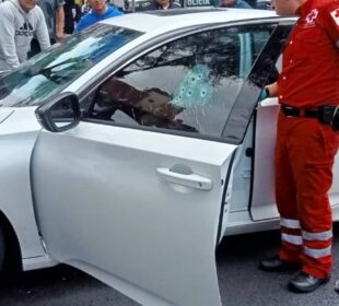 Paramédico de la Cruz Roja en auto con balazos