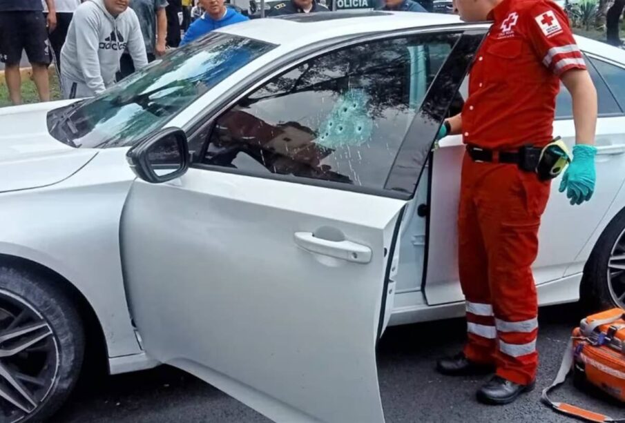 Paramédico de la Cruz Roja en auto con balazos