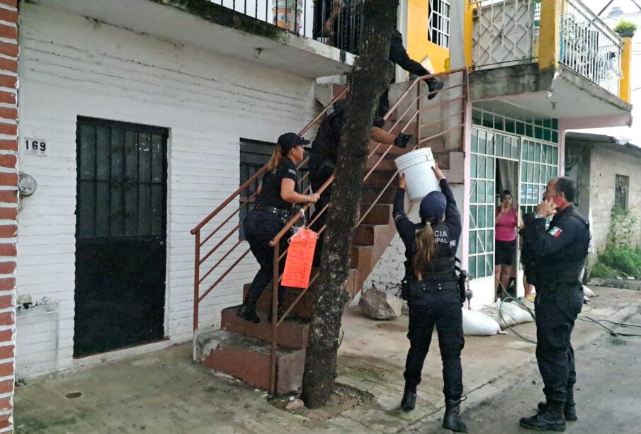 Policía sofocando fuego a cubetazos