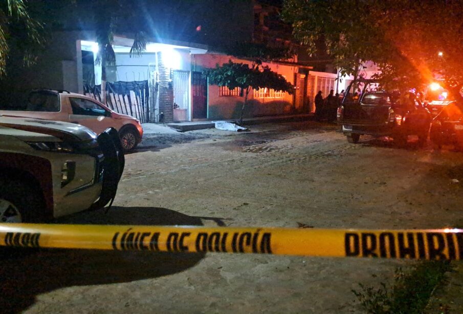 Policías en zona acordonada con cuerpo cubierto