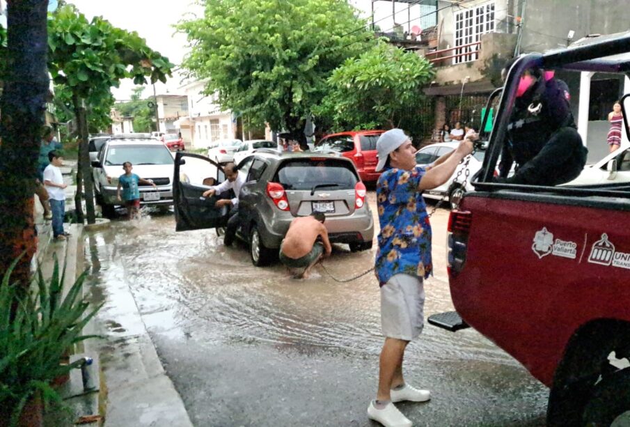 Se brinda apoyo a la ciudadanía por las lluvias del domingo.