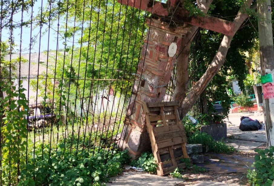 Pilar de vivienda a punto de caer en la colonia Agua Azul