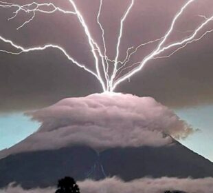 Rayo en volcán de Guatemala