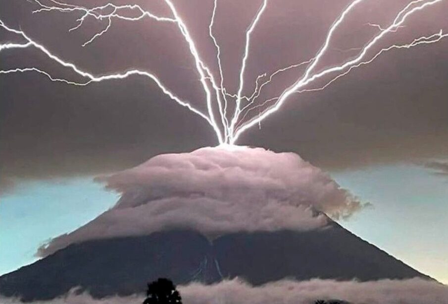 Rayo en volcán de Guatemala