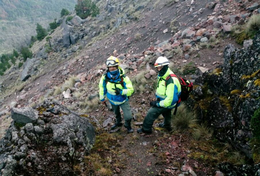 Rescatistas en el Nevado de Colima