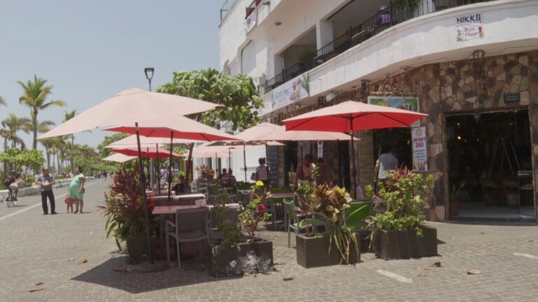 Restaurante con mesas vacías