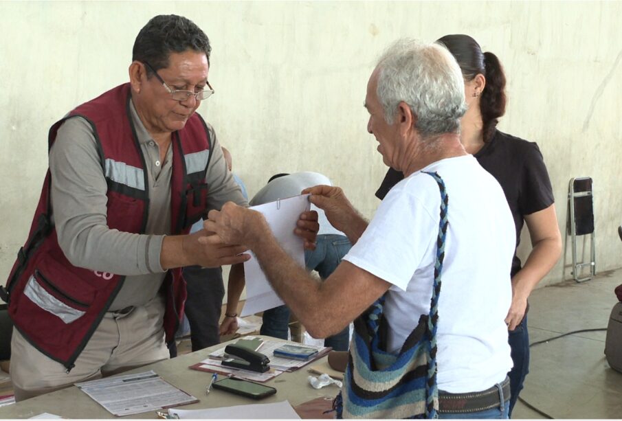 Servidor de la nación atendiendo a adulto mayor