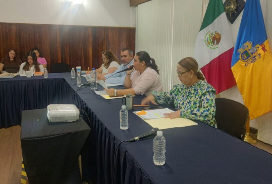 Sesión de cabildo de Puerto Vallarta entre alcalde y regidores.