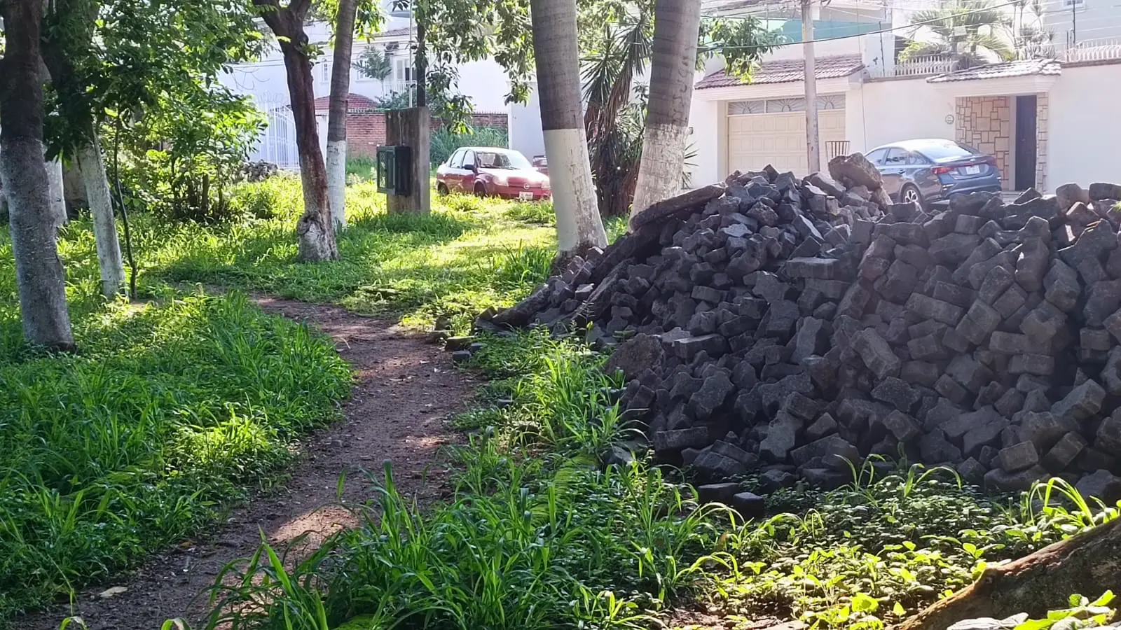 Toneladas de escombro en parque Los Pájaros
