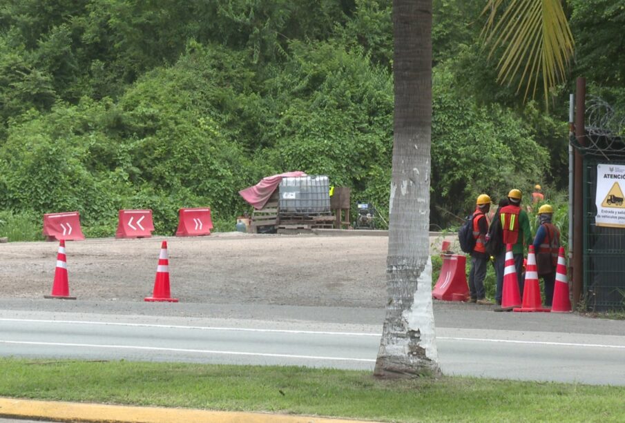 Trabajadores de la construcción en la obra del segundo edificio del Aeropuerto Internacional de Puerto Vallarta