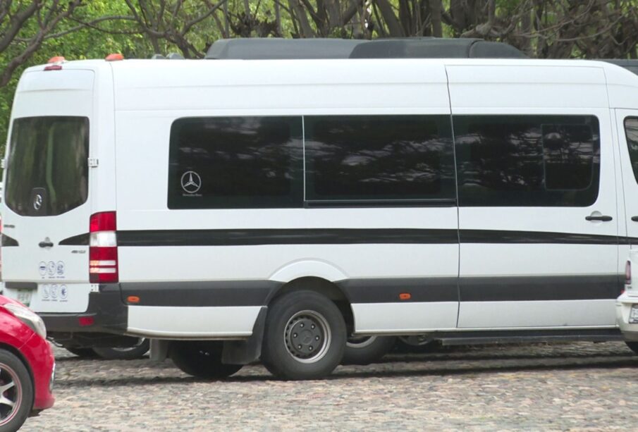 Transporte público estacionado en la unidad deportiva Agustín Flores Contreras.