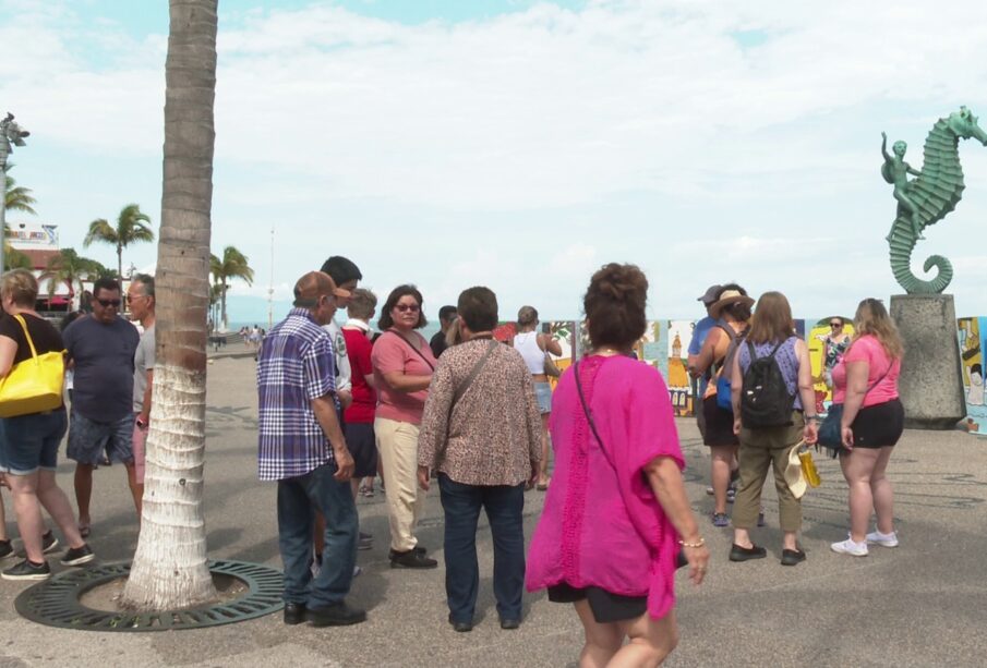 Turistas caminando en el malecón de Puerto Vallarta.