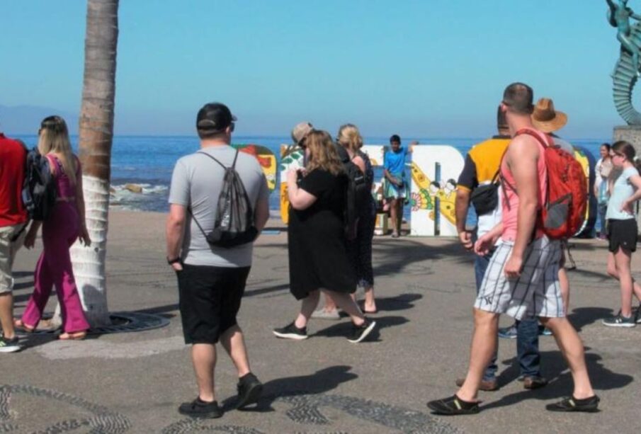 Turistas caminando por el malecón.