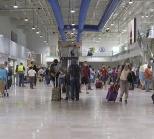 Turistas en el Aeropuerto Internacional de Puerto Vallarta.