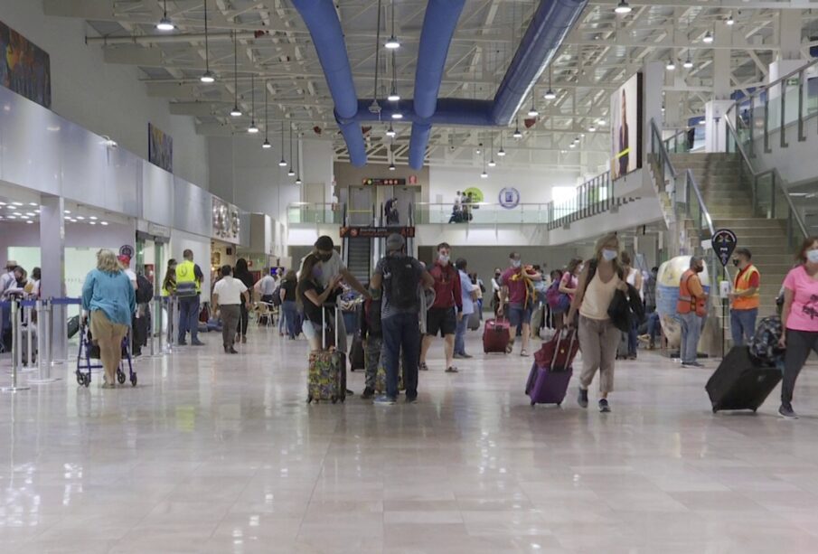 Turistas en el Aeropuerto Internacional de Puerto Vallarta.