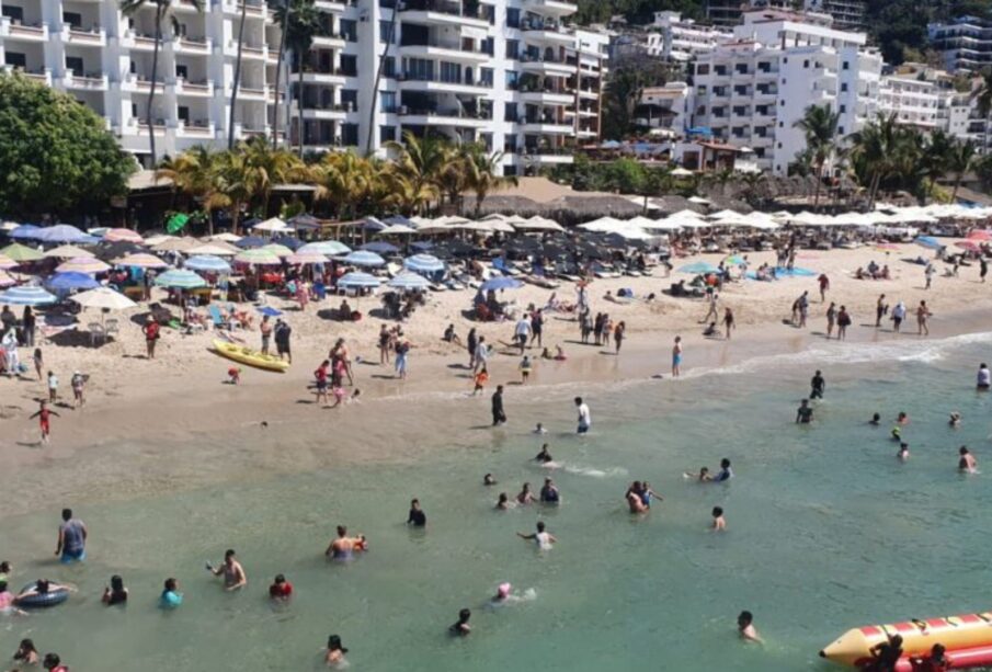 Turistas de vacaciones en Puerto Vallarta.