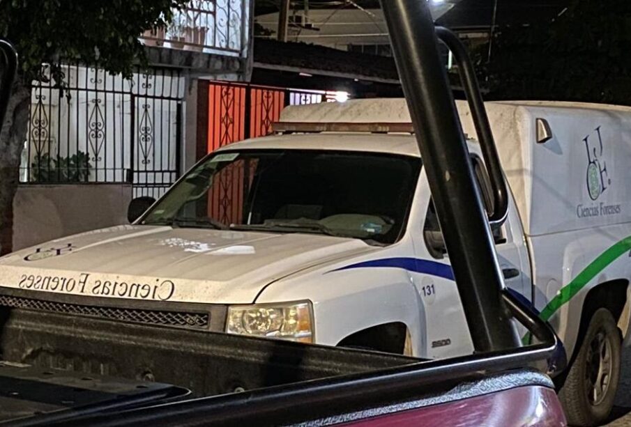 Camioneta de SEMEFO fuera de domicilio en colonia Gastronómicos