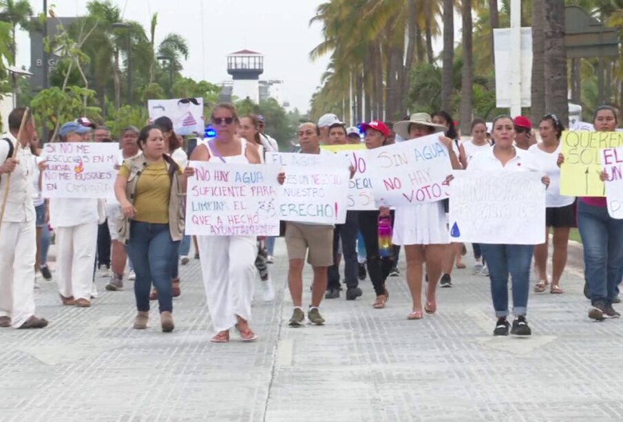 Ciudadanos manifestándose por falta de agua