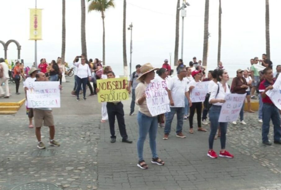Vecinos de Puerto Vallarta manifestándose por falta de agua en el malecón.
