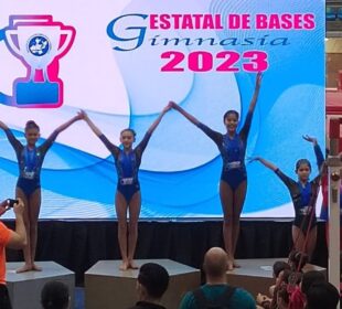 Gimastas vallartenses en podium de evento estatal