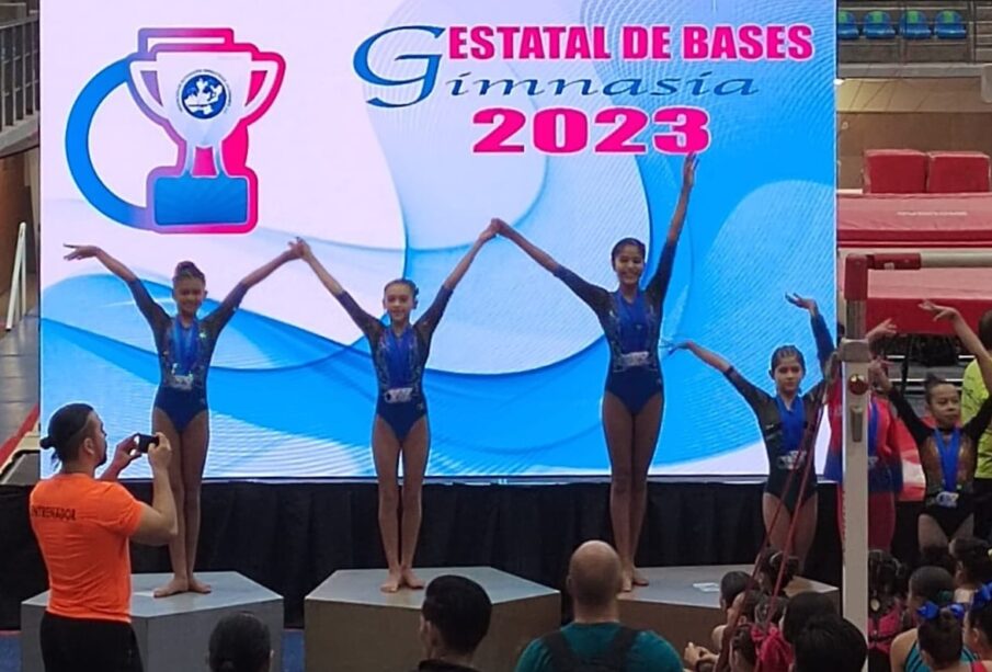 Gimastas vallartenses en podium de evento estatal