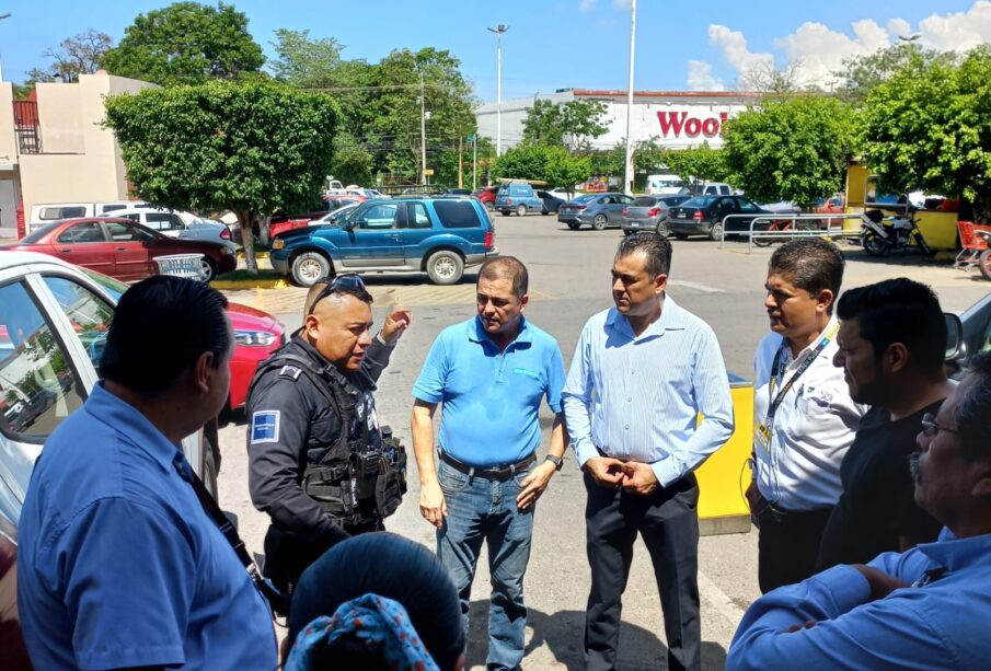 Autoridades en punto de Plaza Segura