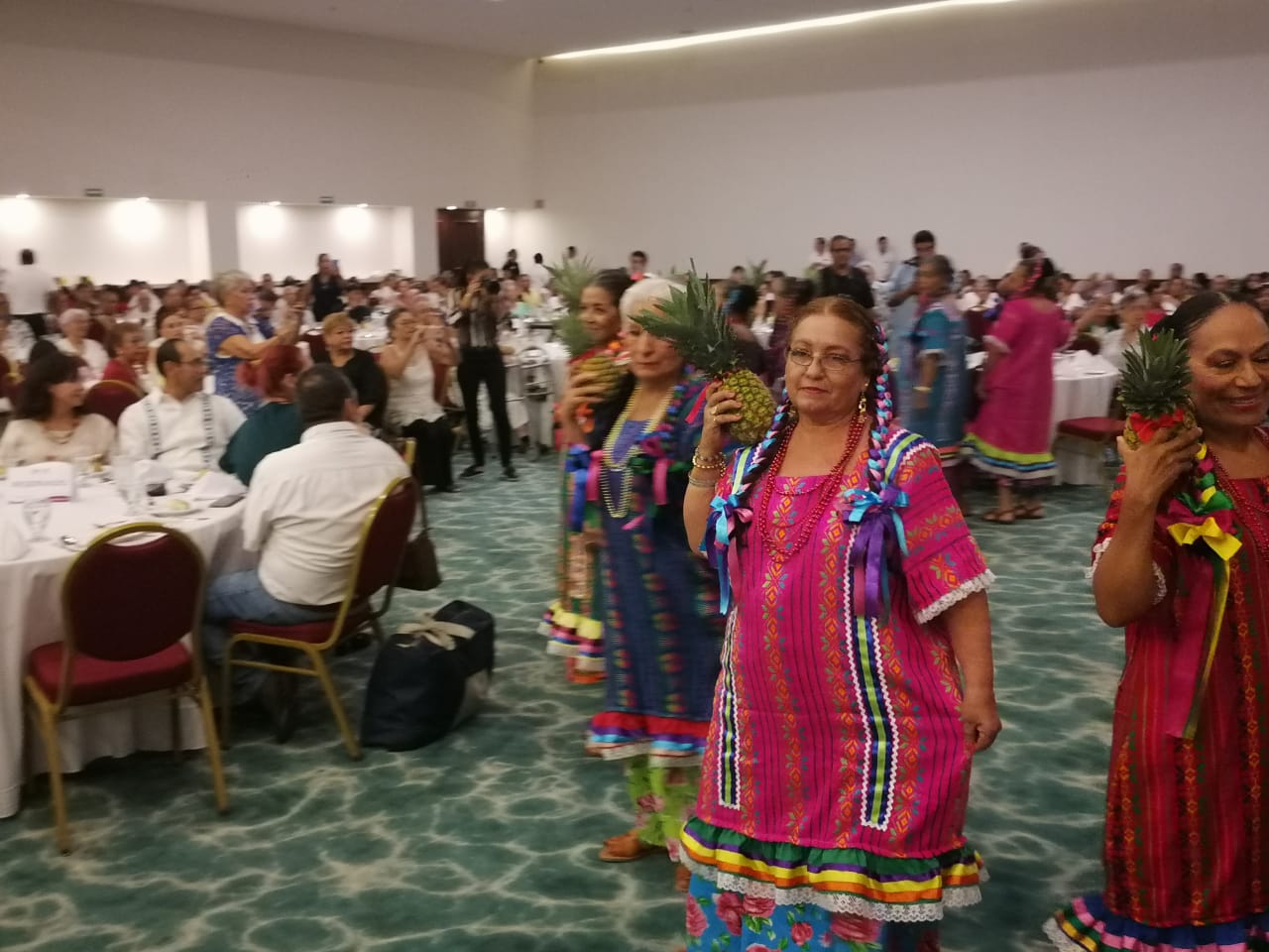 Abuelitas bailando con una piña