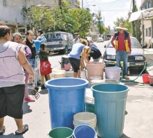 Personas llenan botes con agua en la CDMX