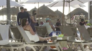 Turistas disfrutan de las playas de Vallarta