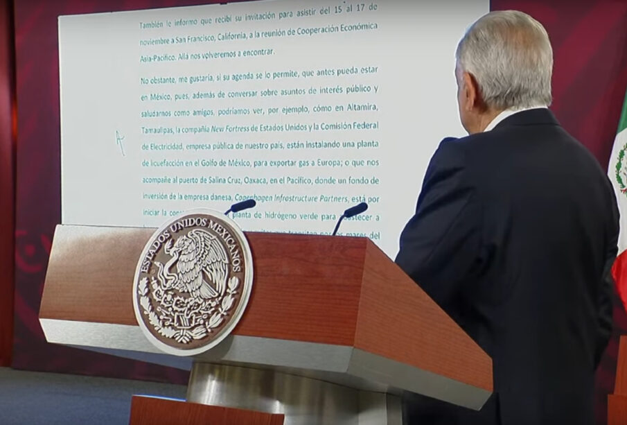 AMLO mostró a los reporteros la carta que envió a Joe Biden.