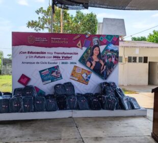 Entrega de útiles escolares en escuela de Bahía de Banderas.