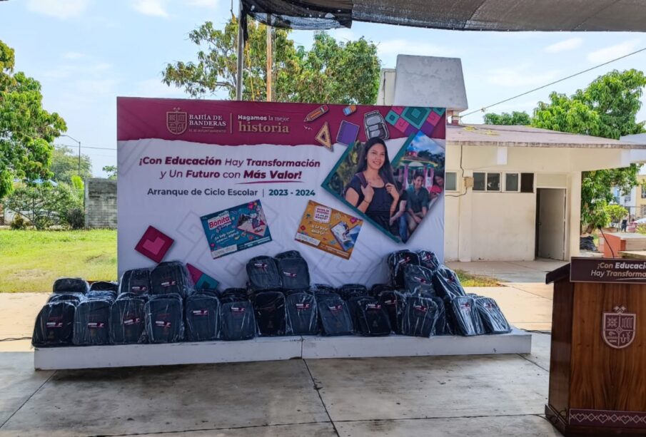 Entrega de útiles escolares en escuela de Bahía de Banderas.