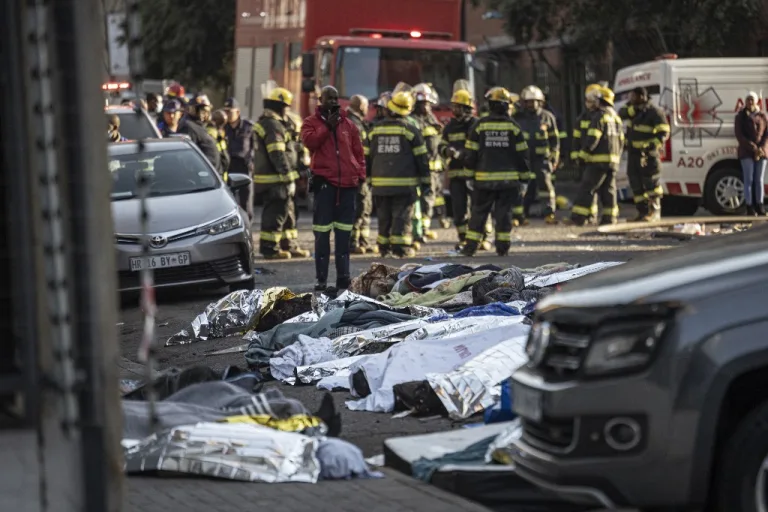 Gente muertas en la calle cubierta con sabanas por incendo de Sudáfrica