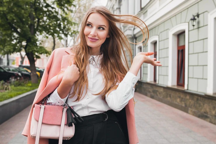 Cómo combinar un bolso saco con diferentes looks? 