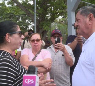 Vecinos de Aramara hablando con el presidente Luis Michel