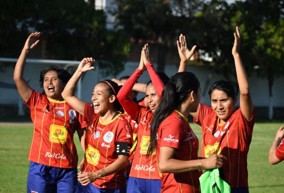 Equipo femenil de futbol celebrando