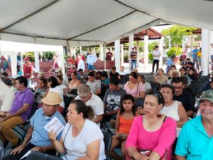 Ciudadanos en Plaza del Pitillal sobre Consulta de Morena