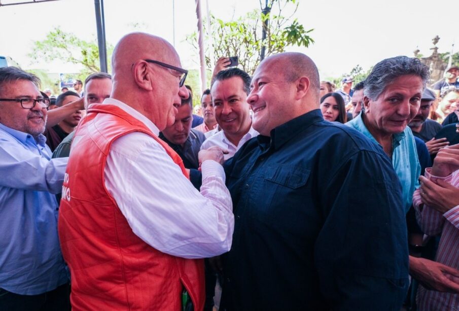 Dante Delgado y Enrique Alfaro se saludan