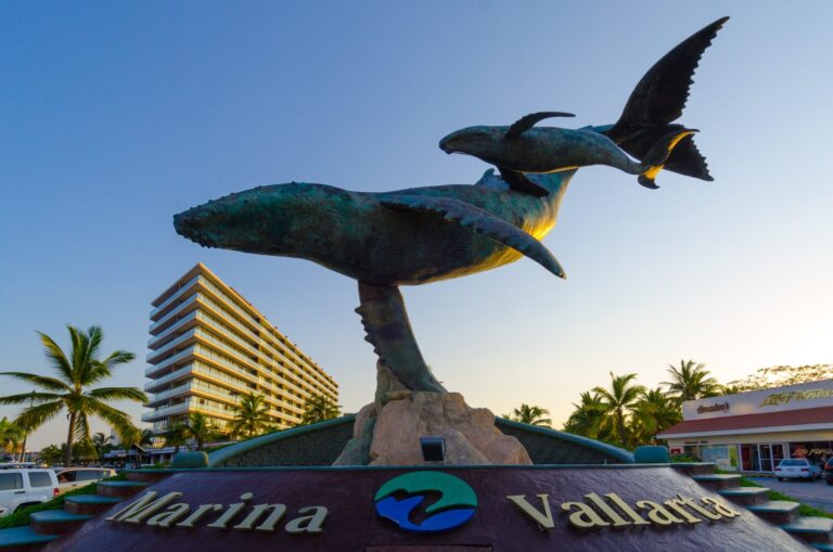 Escultura 'La Ballena' en Marina Vallarta por Octavio Gonzalez