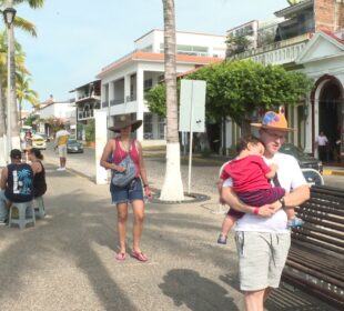 Personas turisteando en Vallarta