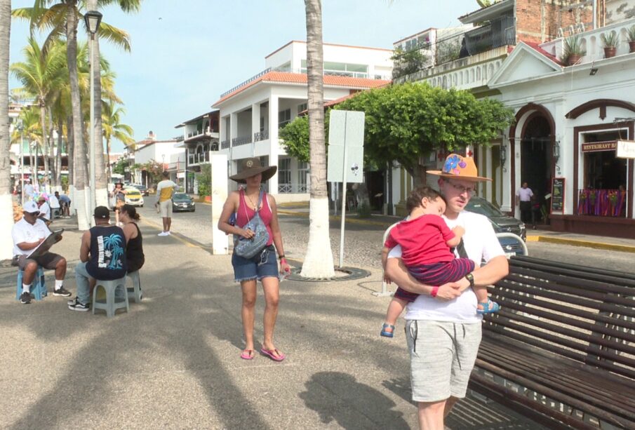 Personas turisteando en Vallarta