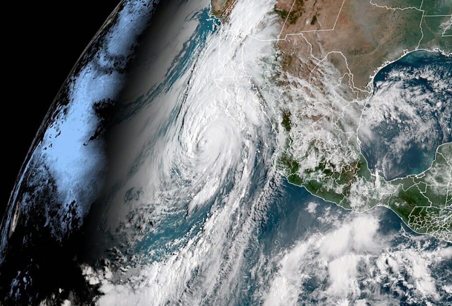 Imagen satelital del huracán Hilary