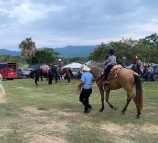 Jinetes a caballo en El Colorado