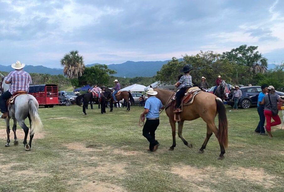 Jinetes a caballo en El Colorado