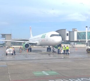 Avión de Viva Aerobús en aeropuerto