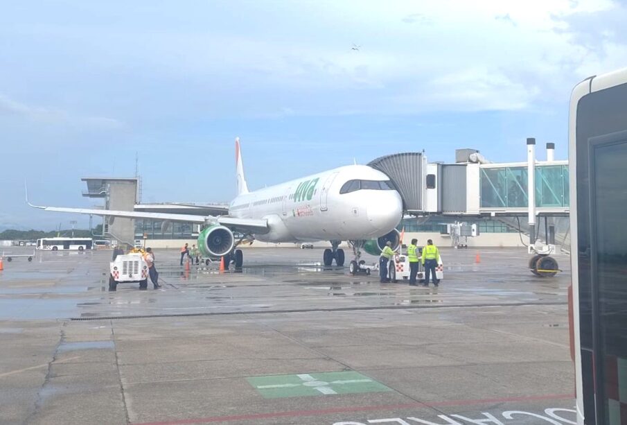 Avión de Viva Aerobús en aeropuerto