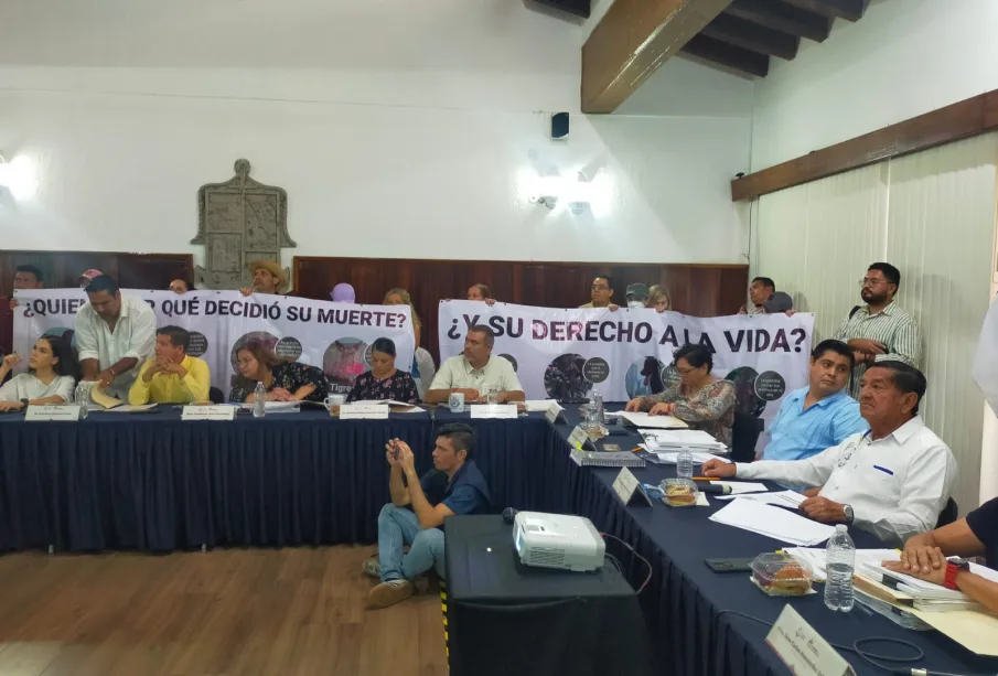 Manifestación durante sesión de cabildo en Vallarta